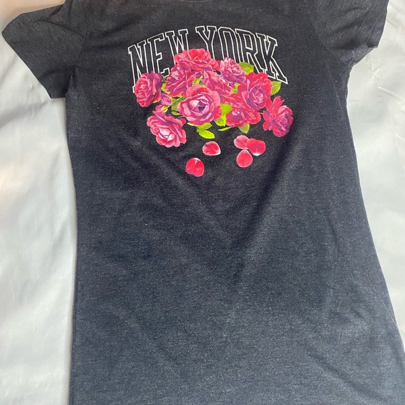 Aeropostale Dark Gray Tee with Pink Floral Graphic - Picture 1 of 8